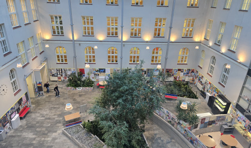 Überdachter Innenhof einer Schule in Tallinn