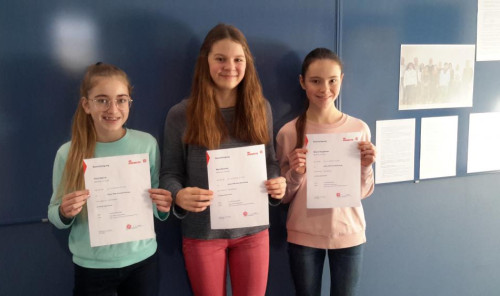 Unsere neuen Schulsanitäterinnen aus der 8. Jahrgangsstufe
