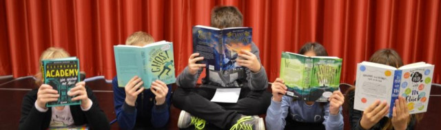 Schüler mit Büchern
